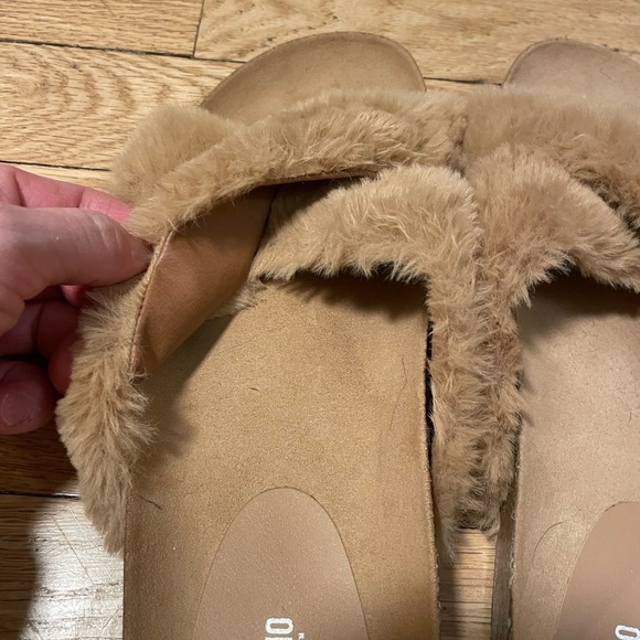 Mossimo Supply Co. Tan Fuzzy Slippers Women’s 8.5 - Picture 3 of 8